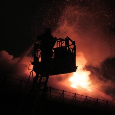 Großeinsatz in Herne: Dachstuhlbrand fordert zwei Schwerverletzte