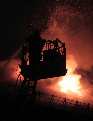Großeinsatz in Herne: Dachstuhlbrand fordert zwei Schwerverletzte