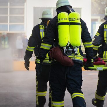 Großbrände in NRW: Feuerwehr kämpft gegen Flammen in Sundern und Bornheim