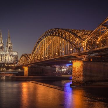 Rekord-Tiefstwert in Düsseldorf: Rhein-Pegel sinkt unter die Null-Linie