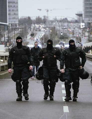 Großeinsatz in Köln: Protestcamp im Grüngürtel gestartet