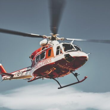 Schwerer Unfall bei Iserlohn: Golf prallt gegen Baum