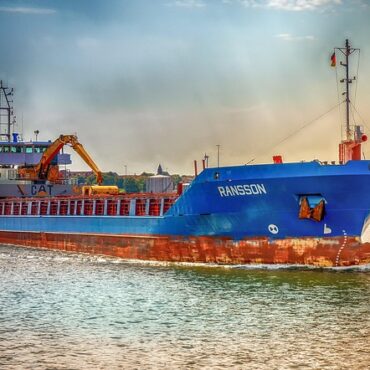 Düsseldorfer Hafen: Frachtschiff läuft auf Grund