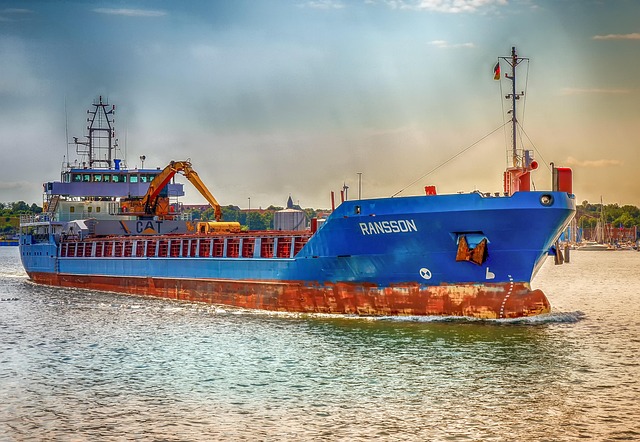 Düsseldorfer Hafen: Frachtschiff läuft auf Grund